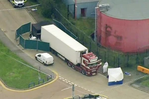 Cảnh sát phong tỏa chiếc xe container chở hàng chứa 39 thi thể ở hạt Essex, miền Đông Anh, ngày 23-10-2019. Ảnh: AP/TTXVN