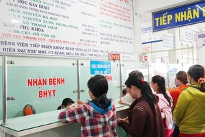 Bệnh nhân đăng ký khám chữa bệnh bảo hiểm y tế tại Bệnh viện Quận Bình Tân (TPHCM)