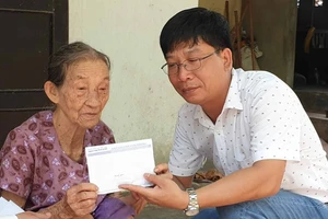 Đại diện Báo SGGP trao 14,5 triệu đồng giúp cụ Nguyễn Thị Chắc và con gái Nguyễn Thị Thắm