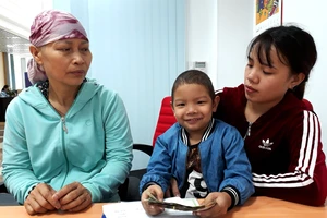 Niềm vui của bà Nguyễn Thị Hạnh và cháu nội Nguyễn Đức Chí Thiện (cùng mắc bệnh ung thư) khi nhận tiền của bạn đọc Báo SGGP giúp đỡ