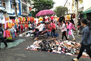 Đường 40A (phường Tân Tạo, gần Công ty Pouyuen) biến thành chợ tự phát