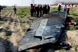 Các mảnh vỡ máy bay của Hãng hàng không quốc tế Ukraine tại hiện trường, sau khi bị trúng tên lửa của Iran bắn nhầm. Ảnh: REUTERS TV