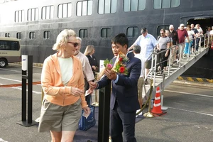 Đại diện Sở Du lịch TP Đà Nẵng tặng hoa chào mừng du khách quốc tế đặt chân xuống Đà Nẵng dịp đầu năm Tết Nguyên đán 2020