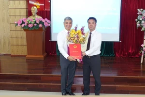  Ông Lê Duy Minh (trái) nhận quyết định làm Cục trưởng Cục thuế TPHCM.