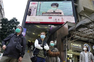  Người dân Hồng Kông đeo khẩu trang phòng chống dịch do virus Corona gây ra, ngày 31-1-2020. Ảnh: AP