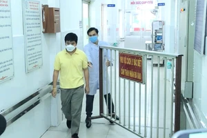 Bệnh nhân Li Zichao rời phòng cách ly đặc biệt sau khi được điều trị thành công
