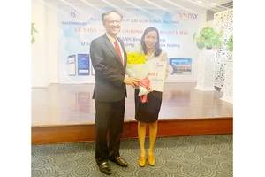 Khách hàng nhận giải nhất SaigonBank smart banking ngày 14-2