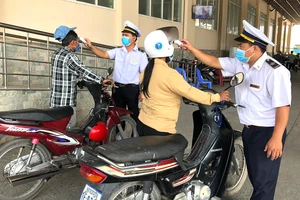 Các cửa khẩu Hoa Lư, Mộc Bài, Lao Bảo: Kiểm soát chặt hành khách qua lại