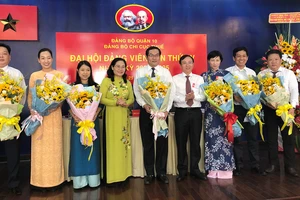 Đồng chí Nguyễn Thị Lệ, Phó Bí thư Thành ủy, Chủ tịch HĐND TPHCM tặng hoa chúc mừng Đại hội Đảng bộ Chi cục Thuế quận 10. Ảnh: KIỀU PHONG