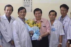Bác sĩ Nguyễn Thanh Phong (thứ 2 từ phải sang) cùng bệnh nhân nhiễm Covid-19 xuất viện
