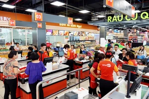 khách hàng đang mua sắm tại Satramart Củ Chi