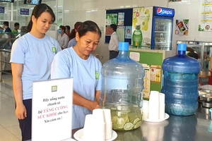 Bữa ăn của công nhân Công ty cổ phần Sài Gòn được bổ sung thêm nước chanh sả để tăng sức đề kháng
