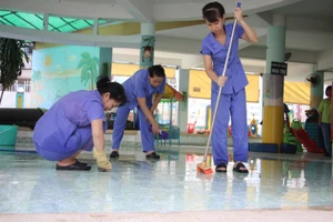 Giáo viên Trường Mầm non Hoàng Yến (quận Gò Vấp) làm vệ sinh trường lớp vào sáng 14-5 để chuẩn bị đón học sinh quay lại trường