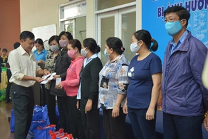  Liên đoàn Lao động quận Phú Nhuận trao quà giúp đoàn viên công đoàn vượt khó