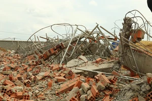 Hiện trường vụ sập tường công trình ở Trảng Bom, Đồng Nai khiến 10 người tử vong. Ảnh: VŨ PHONG