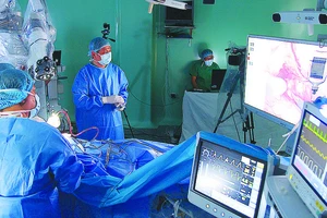 Các bác sĩ ứng dụng robot phẫu thuật u não tại Bệnh viện Nhân dân 115