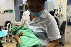 Bé trai sơ sinh bị bỏ rơi ở thị xã Sơn Tây đang được các bác sĩ chăm sóc 