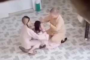 Hình ảnh sư cô ở chùa Long Nguyên (quận 4, TPHCM) hành xử bạo lực một tiểu ni, khiến dư luận bức xúc.Ảnh cắt từ clip