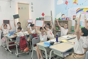 Một giờ học được tổ chức theo hình thức cuộc thi “Rung chuông vàng” của học sinh iSchool, IEC Quảng Ngãi.