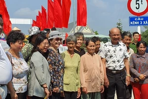 Ông Nguyễn Minh Hiếu, Chủ tịch HĐQT SSC (thứ nhất bên trái) cùng bà con vùng biên giới Tây Nam tại Lễ Khánh thành cầu Kênh 3 Xã, đây là 1 trong 6 chiếc cầu do SSC tài trợ cho Kiến Tường, Long An.