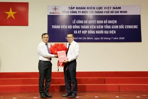 Ông Dương Quang Thành, Chủ tịch HĐTV EVN trao quyết định bổ nhiệm cho ông Nguyễn Văn Thanh ​