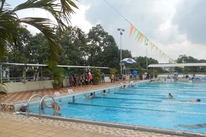 Thiếu nhi phường 17 quận Phú Nhuận được Đoàn phường tổ chức học bơi tại hồ bơi Rạch Miễu