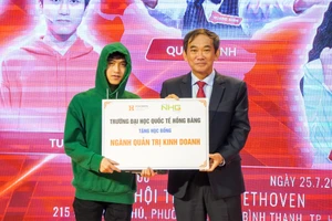 NGND.PGS.TS Hồ Thanh Phong (bìa phải) – Hiệu trưởng HIU trao học bổng cho Siêu trí tuệ Lương Tuấn Phi