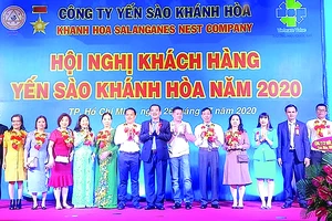 Ông Nguyễn Anh Hùng - Chủ tịch HĐTV Công ty Yến Sào Khánh Hòa Khánh Hòa (thứ 8 từ trái sáng) chụp hình lưu niệm cùng với các đại lý, nhà phân phối tiêu biểu