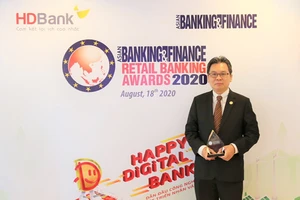 Ông Trần Hoài Phương – Giám đốc Khối Khách hàng Doanh nghiệp, đại diện HDBank nhận giải