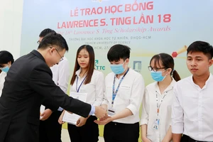 Ông Marvin Tsao, Tổng Giám đốc Công ty TNHH Tân Thuận, đại diện Quỹ Lawrence S. Ting trao học bổng cho sinh viên Trường Đại học Khoa học Tự nhiên TPHCM.