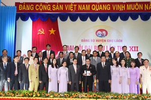 Ban Chấp hành Đảng bộ huyện Chợ Lách nhiệm kỳ 2020-2025 ra mắt. Ảnh: Cổng TTĐT Bến Tre