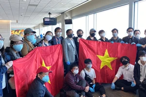 Tổng Lãnh sự Việt Nam tại San Francisco Nguyễn Trác Toàn cùng cán bộ, nhân viên lãnh sự chụp hình cùng du học sinh trước khi về nước