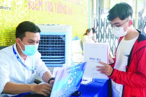 Thí sinh nộp hồ sơ xét tuyển học bạ tại Trường Đại học Nguyễn Tất Thành