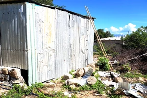 Những ngôi nhà tạm dưới chân núi thuộc xã Phước Đồng, TP Nha Trang