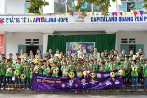 Hơn 1.400 học sinh tại 4 trường CapitaLand Hope nhận quà và học bổng dịp Tết Trung thu