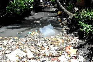Ô nhiễm rác thải trên kênh rạch tăng nhanh