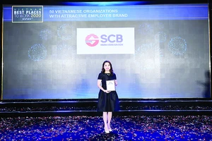 Đại diện SCB nhận giải tại buổi lễ vinh danh 50 Doanh nghiệp Việt có thương hiệu Nhà tuyển dụng hấp dẫn do Anphabe tổ chức