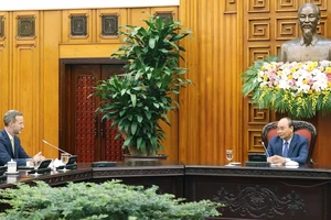 Thủ tướng Nguyễn Xuân Phúc tiếp ông Adam Boehler, Tổng Giám đốc Cơ quan Phát triển tài chính quốc tế (DFC) Hoa Kỳ. Ảnh: TTXVN