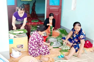 Người dân phường Ea Tam, TP Buôn Ma Thuột (Đắk Lắk) gói bánh tét, gửi tới bà con vùng lũ miền Trung