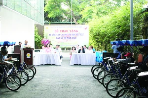 Công ty XSKT TPHCM trao tặng 30 xe lắc, xe lăn cho người bán vé số khuyết tật