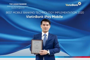 Ông Đàm Hồng Tiến - Giám đốc Khối Bán lẻ VietinBank nhận giải thưởng “Ứng dụng công nghệ ngân hàng trên điện thoại tốt nhất”