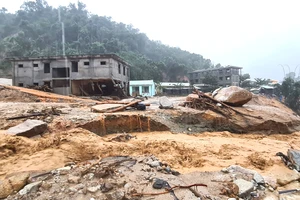 Sáng 6-11, lũ ống đổ xuống suối Đăk Ba Sao, xã Phước Thành, huyện Phước Sơn, tỉnh Quảng Nam gây hoang mang cho người dân sinh sống tại đây. Ảnh: NGỌC PHÚC