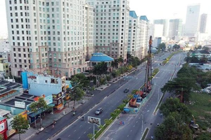 Đường Nguyễn Hữu Cảnh đoạn phải nâng cao (Ảnh chụp ngày 18-4-2020). Ảnh: CAO THĂNG