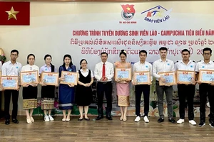 Thành đoàn TPHCM tuyên dương sinh viên Lào - Campuchia tiêu biểu năm 2020. Ảnh: TTXVN