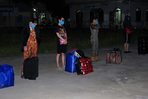 Những phụ nữ từ Campuchia trốn cách ly Covid-19 về tỉnh Kiên GIang bằng đường biển, bị lực lượng chức năng phát hiện vào ngày 11-11