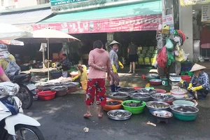 Chợ tự phát tại đường số 1, phường Tân Phú, quận 7. Ảnh: NGUYỄN HÒA