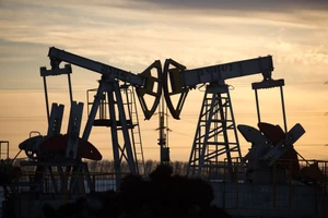  Kích bơm dầu hoạt động tại một mỏ dầu gần Almetyevsk, Tatarstan, Nga. Ảnh: Bloomberg