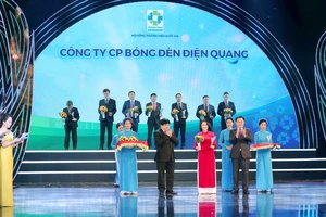 Đại diện Công ty CP Bóng đèn Điện Quang nhận giải thưởng Doanh nghiệp có sản phẩm đạt Thương hiệu quốc gia năm 2020
