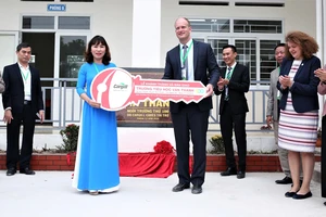 Ông John Fering, Tổng Giám đốc ngành thức ăn chăn nuôi của Cargill Thái Lan và Việt Nam trao chìa khóa cho Hiệu trưởng Trường Tiểu học Văn Thành.