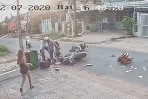 Hình ảnh từ camera ghi lại cảnh một thanh niên đánh dã man một nữ sinh sau vụ va chạm giao thông ở Bình Dương